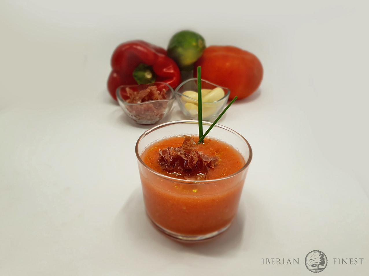 Refrescante gazpacho con virutas de jamón ibérico.
