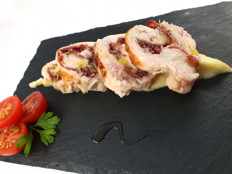 Pollo relleno de virutas de jamón y mozzarela